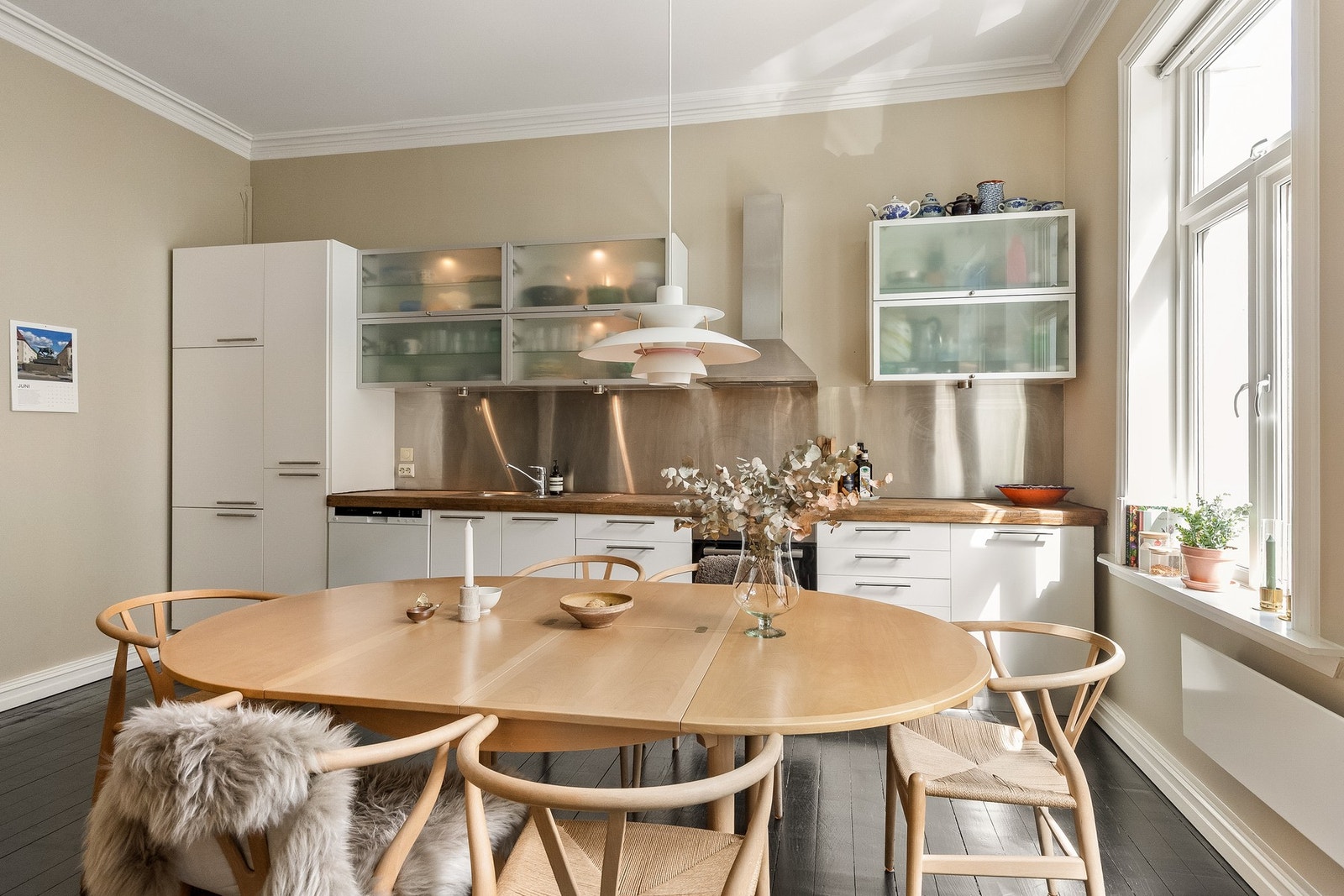 Leiligheten har et stilrent kjøkken med god plass til et stort spisebord. Galleribilde