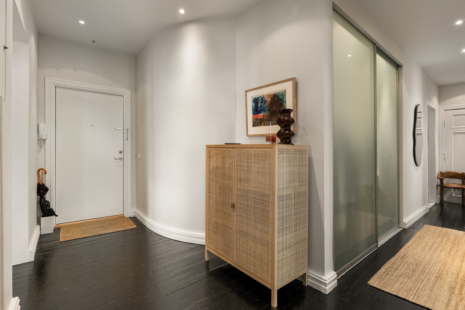 Innbydende entré med god plass til oppheng av yttertøy i garderobe. Galleribilde