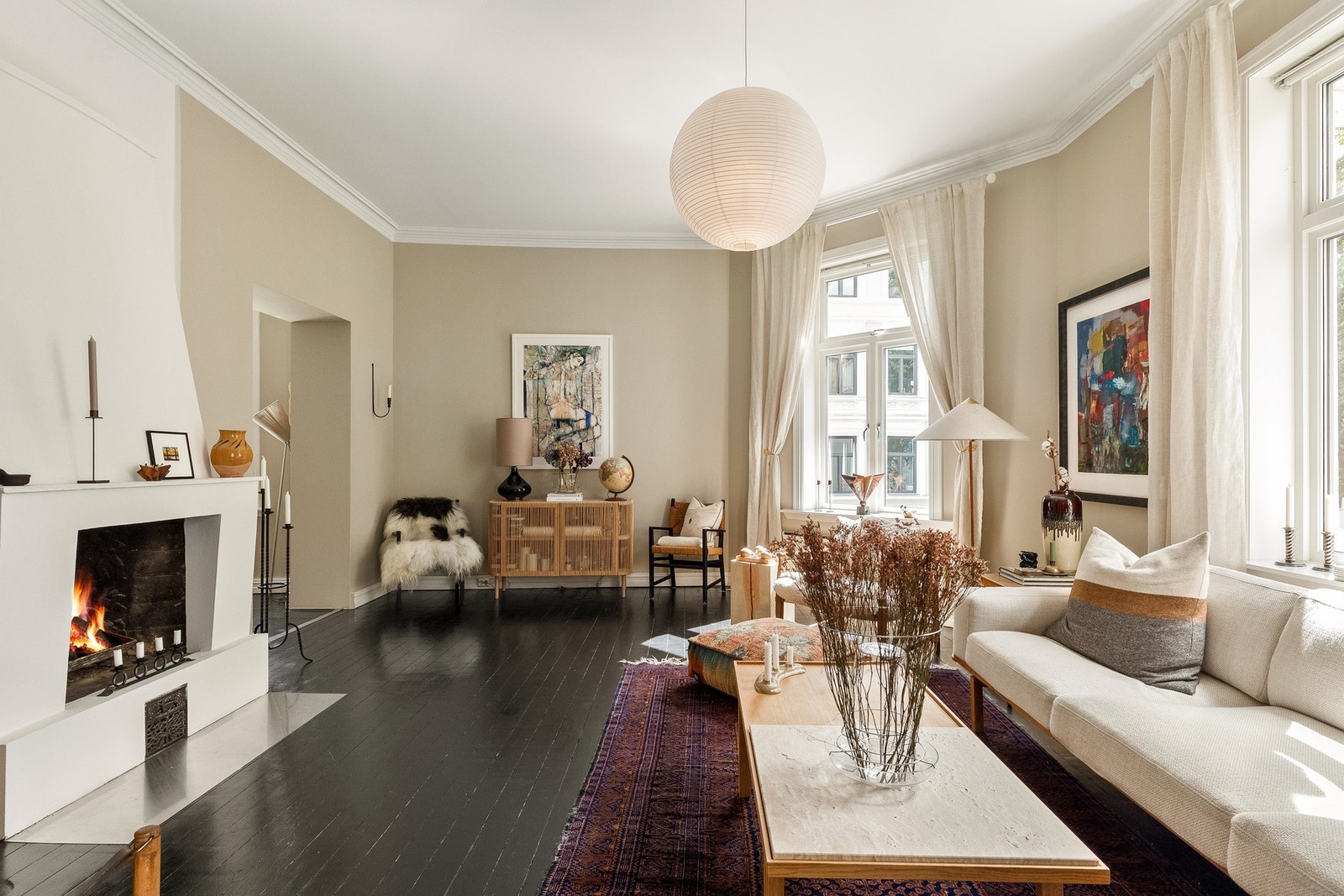 Stor, vakker 4-roms selveierleilighet i klassisk bygård. Galleribilde