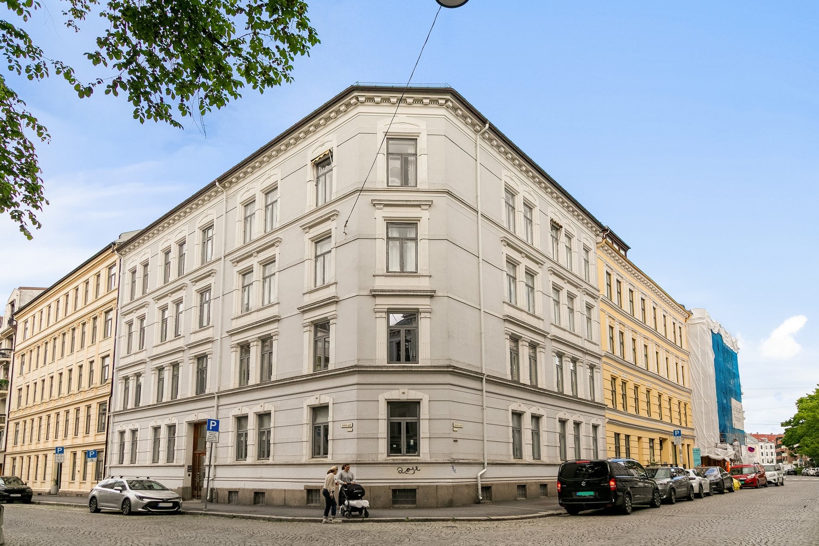 Eiendommen ligger i et ettertraktet område på Frogner, omgitt av vakre byvillaer og klassiske bygårder fra forrige århundre. Her har du alt du trenger innen gangavstand - apotek, butikker, offentlig transport og diverse servicetilbud. Galleribilde