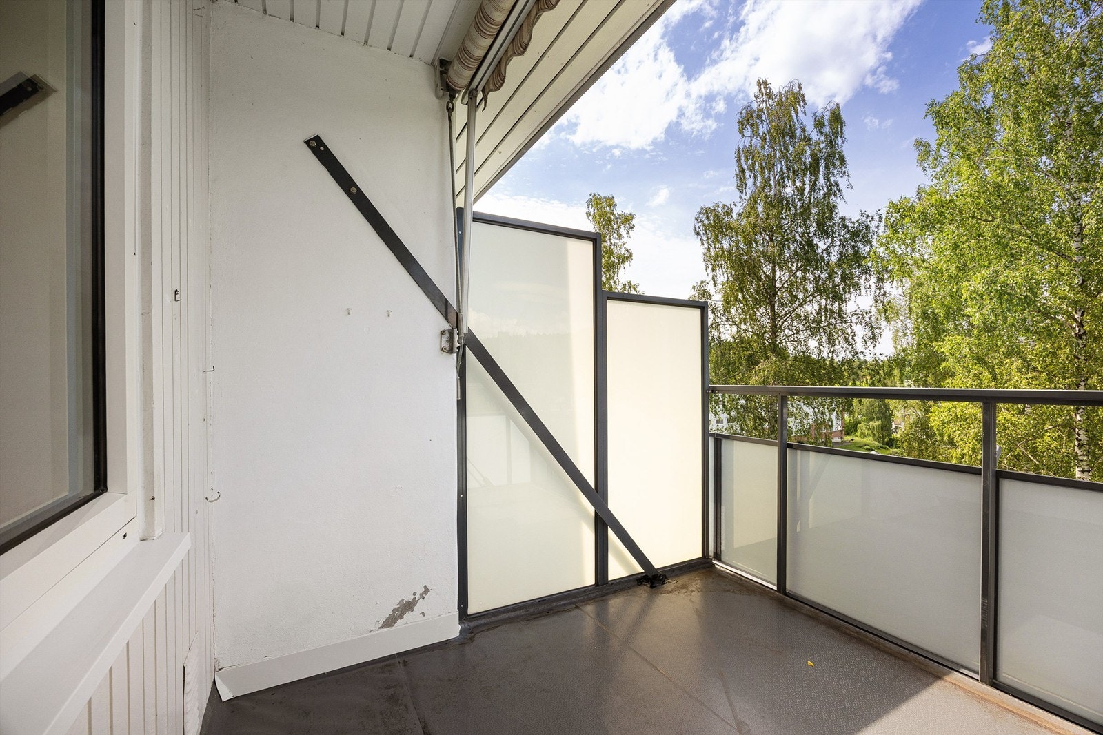 Balkongen er delvis overbygd og har eldre markise - Foto: Eiendomsfoto Galleribilde