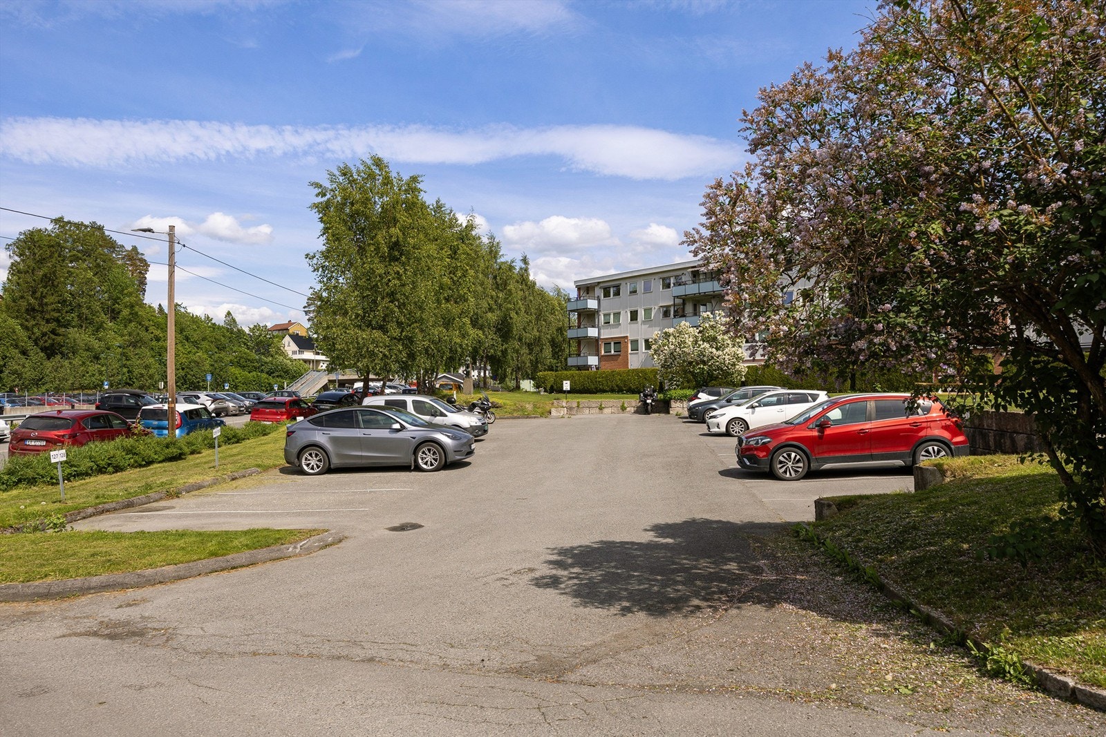 Borettslaget disponerer 49 garasjeplasser og 138 parkeringsplasser som leies ut etter søknad til styret og tildeles etter ansiennitet. Galleribilde