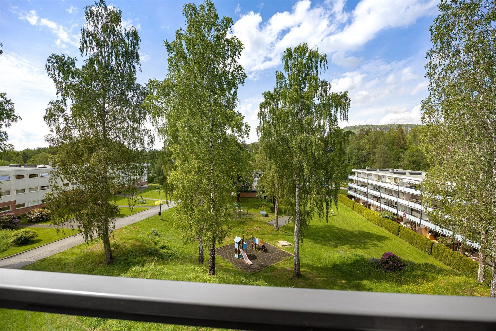 Balkongen har nydelig utsikt mot Kolsåstoppen i vest - Foto: Eiendomsfoto Galleribilde