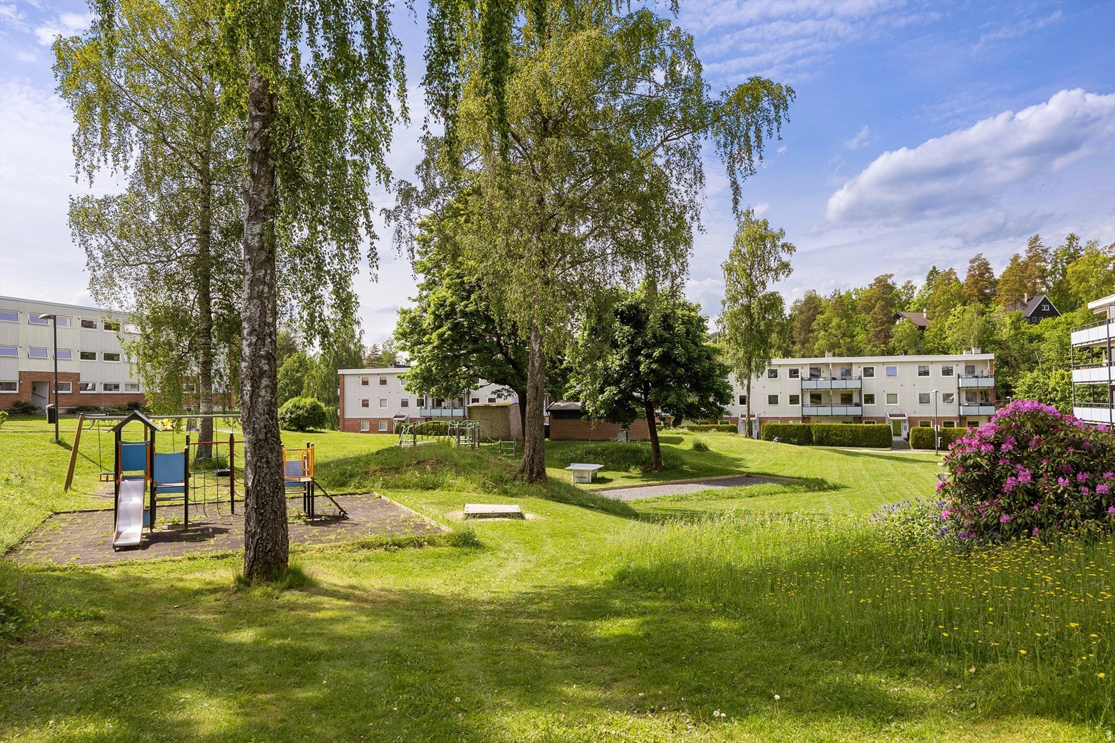 Sittegruppe og lekeplass på borettslagets område Galleribilde