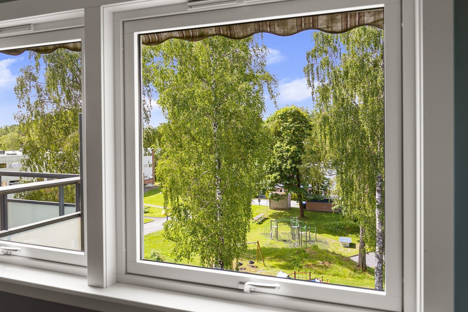 Moderne vindu mot vest med eldre markise Galleribilde