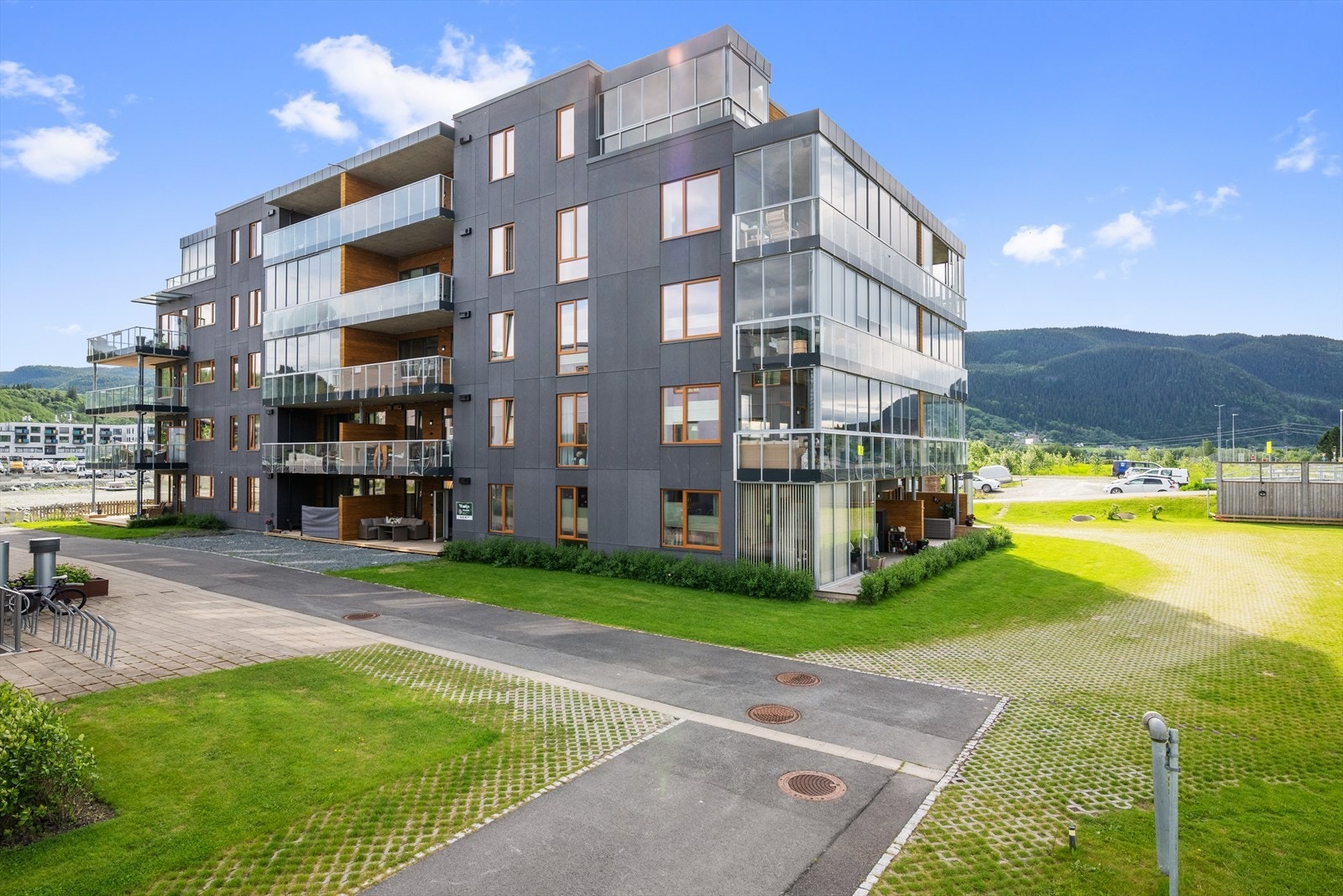 Beliggenheten er sentral, med kort gangavstand til alt en måtte trenge. Dagligvare, kjøpesenter, treningssentre, skoler, skysstasjon for både buss og tog ligger bare en liten spasertur unna. Galleribilde