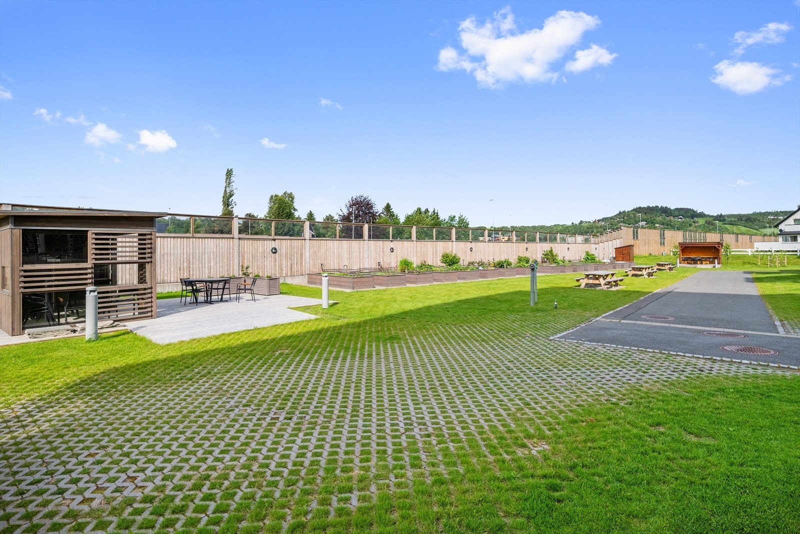 Fra Melhustunet er det etablert undergang under jernbanen, noe som gir en direkte adkomst til Melhus sentrum fra tunet med få minutters gange. Galleribilde