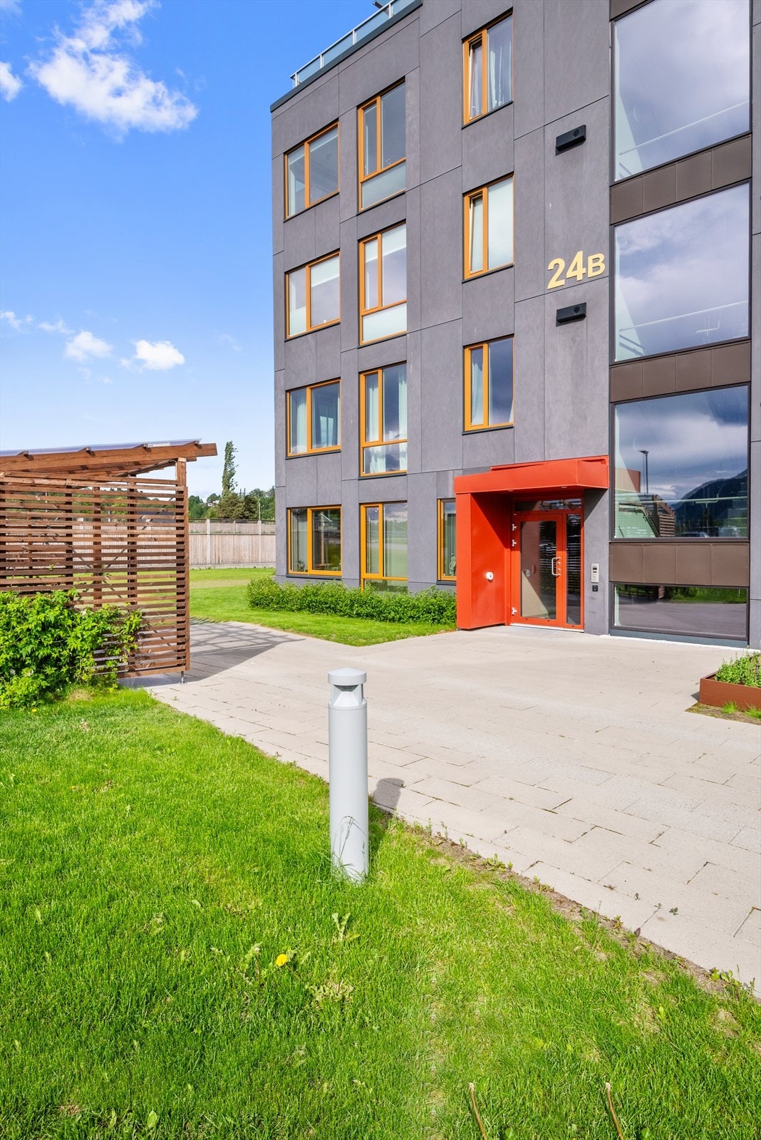 Melhus sentrum er i stadig utvikling og vekst. Her vil du som kjøper har tilgang på et kjøpesenter, flere dagligvarebutikker, bensinstasjon, kaféer, restauranter, bank, lege, treningssenter, idrettsanlegg m.m. Galleribilde