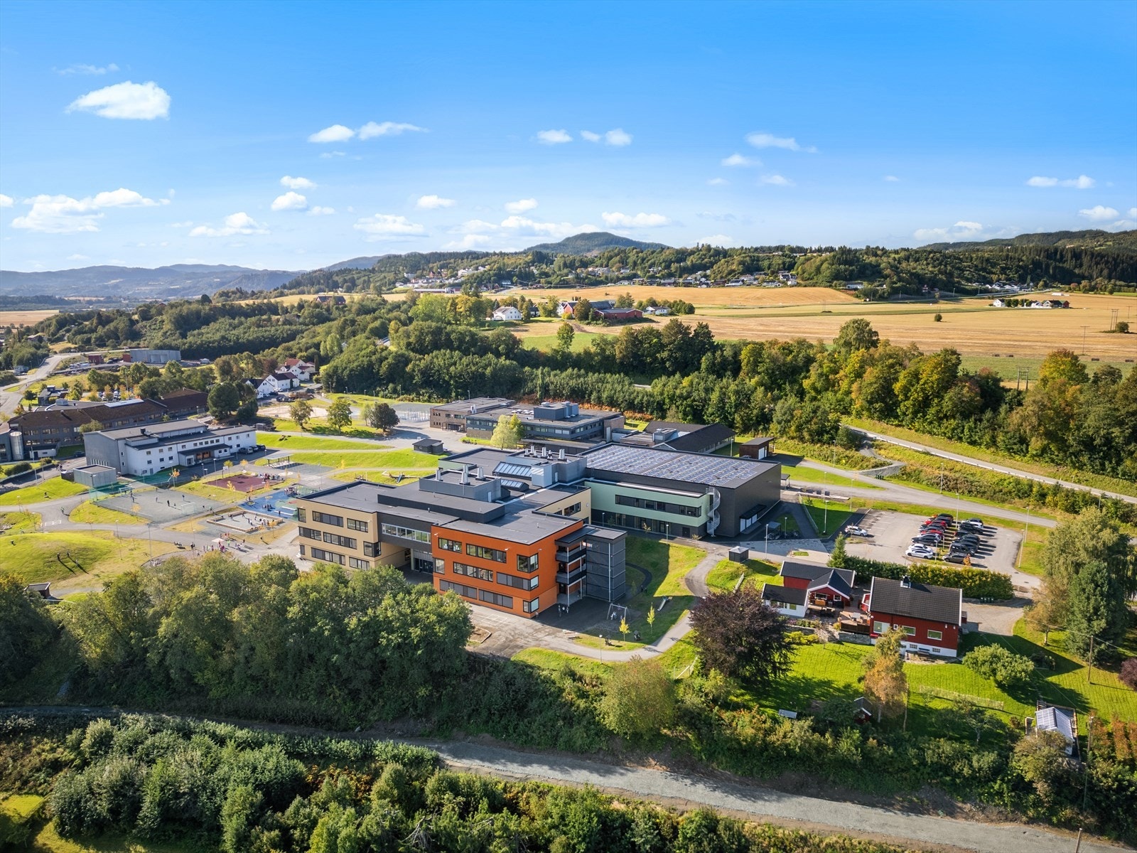 Nye Gimse barneskole, Gimse Ungdomsskole og Melhus VGS ligger i gangavstand fra eiendommen. Galleribilde