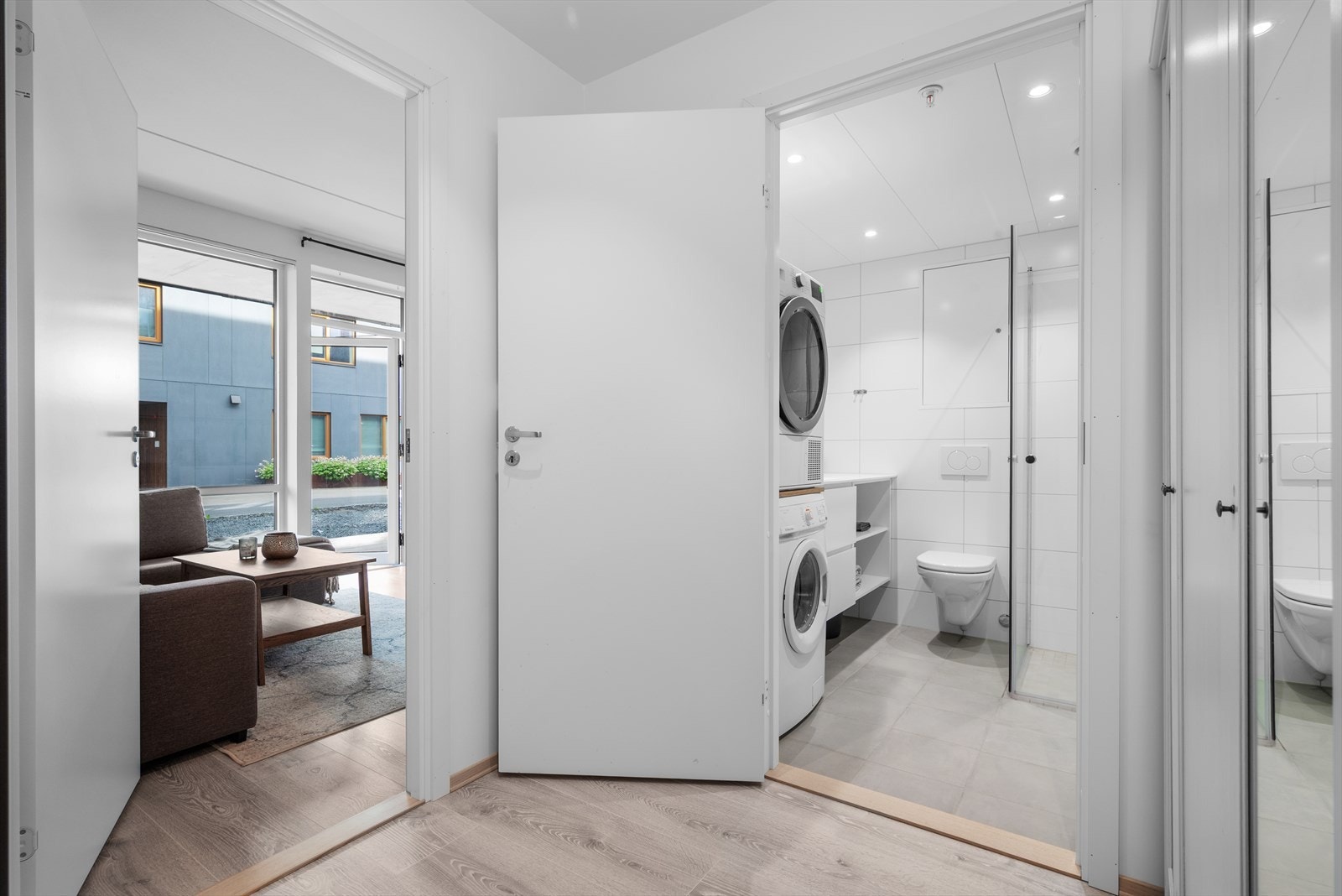 Inngangspartiet er på 4 m² og er innredet med en praktisk garderobe for yttertøy og sko. Galleribilde