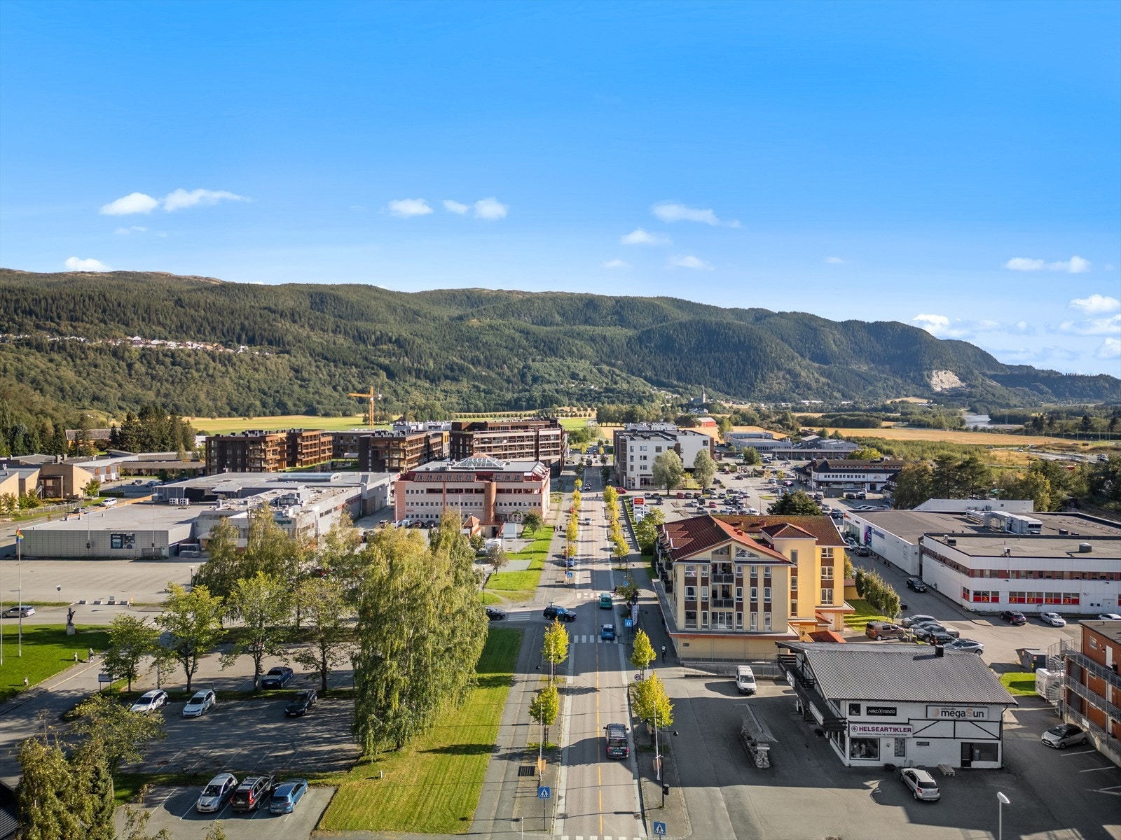 I Melhus sentrum finner du alle servicepunktene du måtte trenge. Restauranter, skysstasjon, kjøpesenter og offentlige tjenester er kun 0,5 km fra eiendommen. Galleribilde