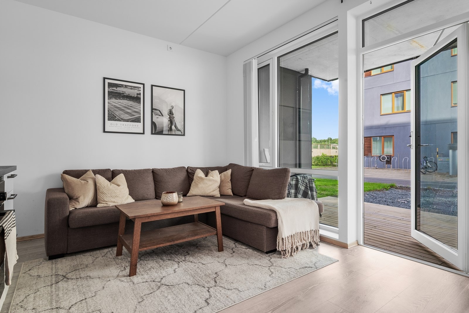 Fra stuen er det utgang til en egen overbygd terrasse på hele 15,5 m² som enkelt fungerer som en forlengelse av oppholdsrommet på sommerhalvåret. Galleribilde