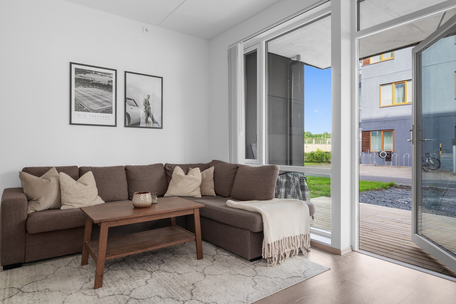 Leiligheten byr på stue og kjøkken i en åpen løsning på 13,5 m². Allrommet får inn godt med naturlig dagslys fra de store vindusflatene som strekker seg helt fra gulvet og opp mot tak, noe som er med på å gjøre leiligheten lys og trivelig. Galleribilde