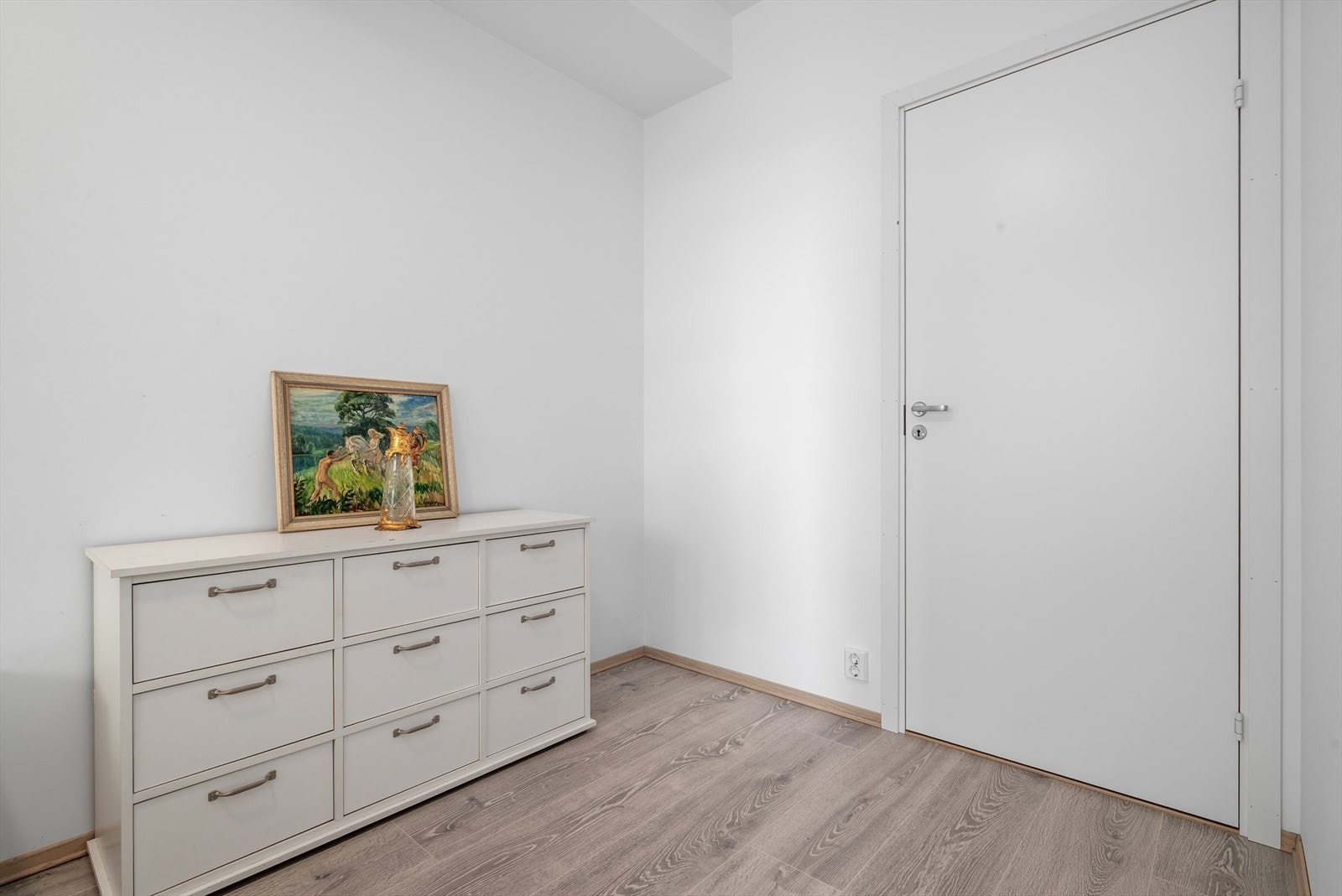 Tilhørende bod på 3 m² i direkte tilknytning til soverommet gir gode oppbevaringsmuligheter. Galleribilde
