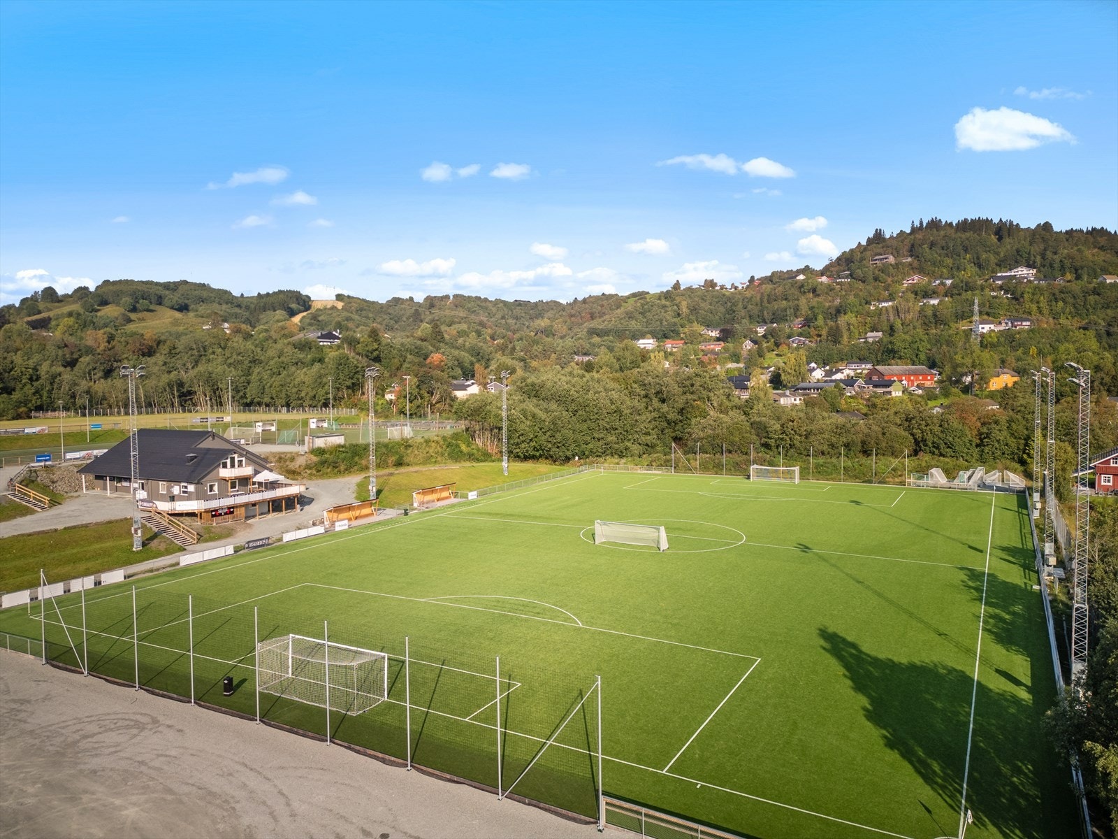 Gruva Stadion ligger kun en kort spasertur unna eiendommen, og er en av mange fotballarenaer i kommunen. Galleribilde