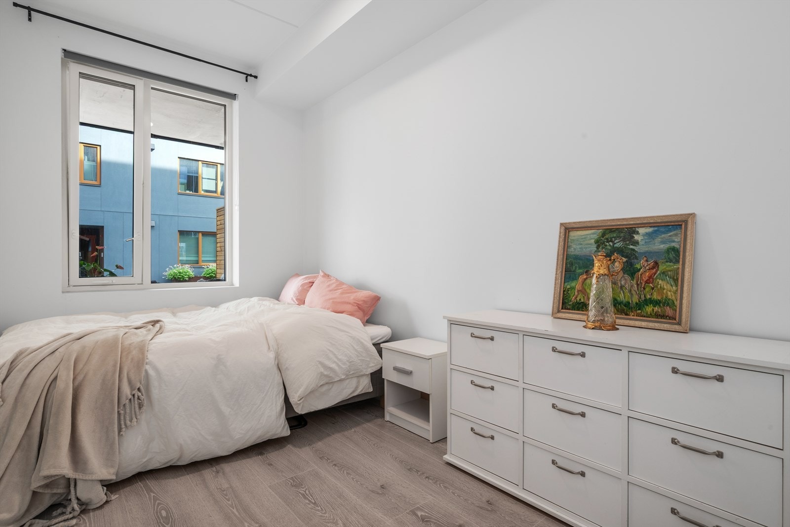 Soverommet på 9m² og har god plass til stor seng, og tilhørende møblement. Galleribilde