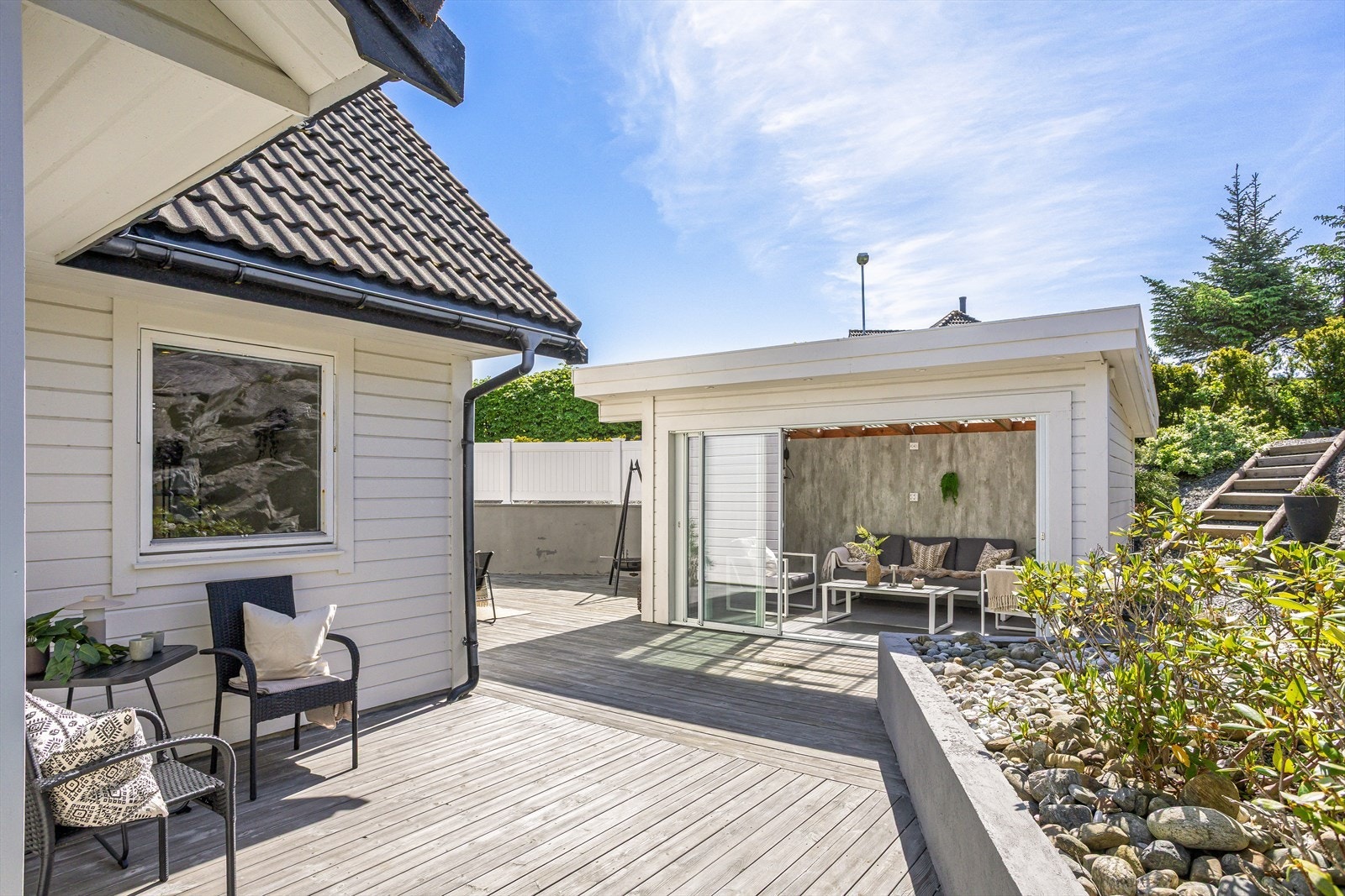 Terrassen blir et naturlig samlingspunkt med gode solforhold. Galleribilde