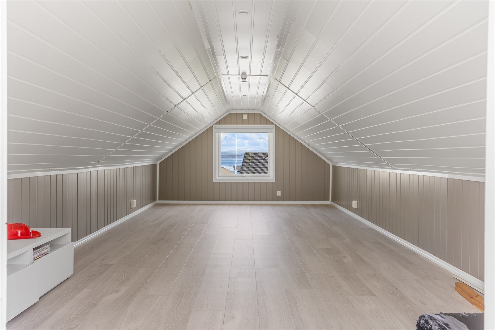 Overetasjen på garasjen er innredet. Galleribilde