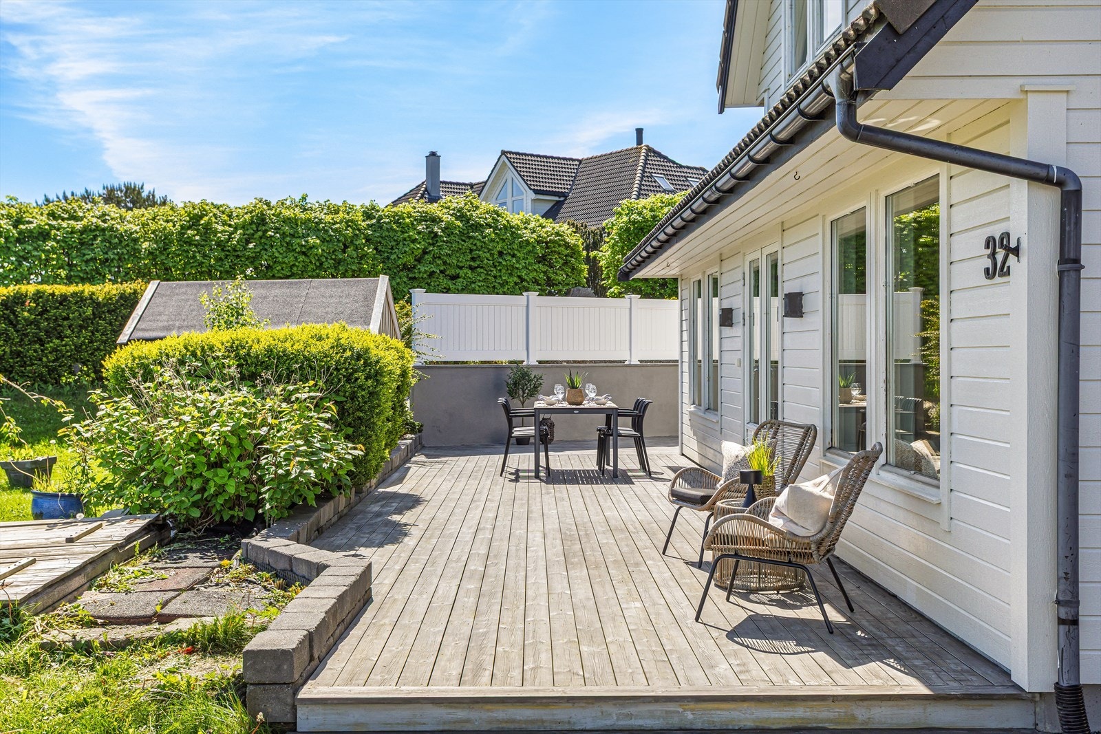 Terrasse rundt deler av boligen på ca 95 m². Galleribilde