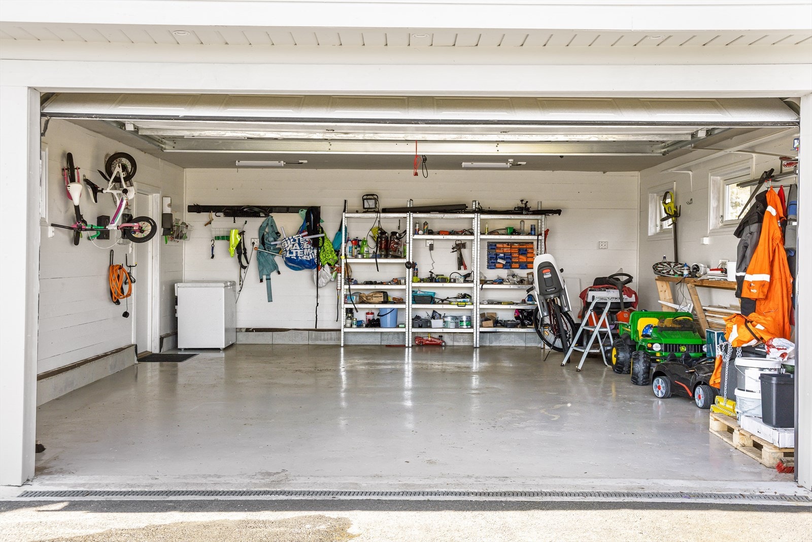Frittstående garasje på 46 m² med plass til bil og el-billader. Galleribilde