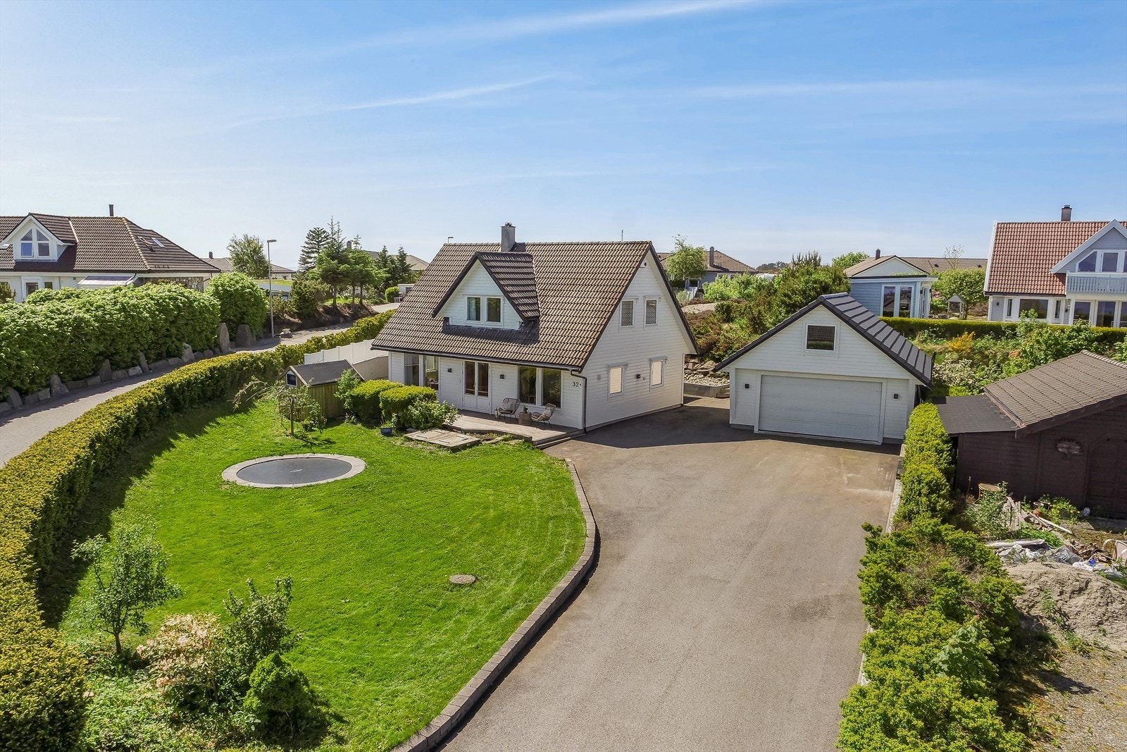 Området er barnevennlig og trivelig. På eiendommen er det gode parkeringsmuligheter med plass til flere biler, i tillegg til dobbelgarasje med elbillader. Galleribilde