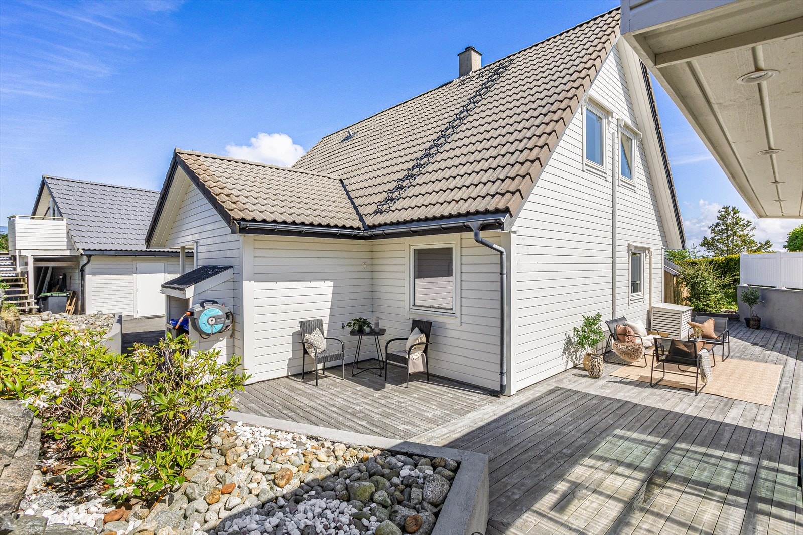 Markterassen strekker seg rundt huset til et skjermet og luntt uteområdet med god plass til sittegrupper utemøbler. Galleribilde