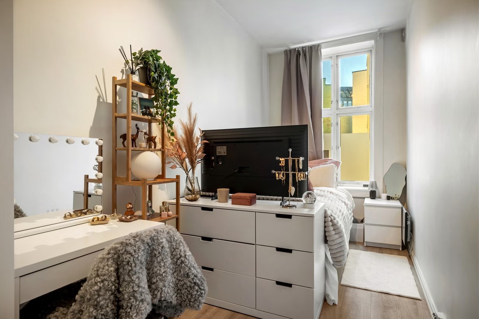 Soverom 3 har en seng, garderobeskap og pult. Galleribilde
