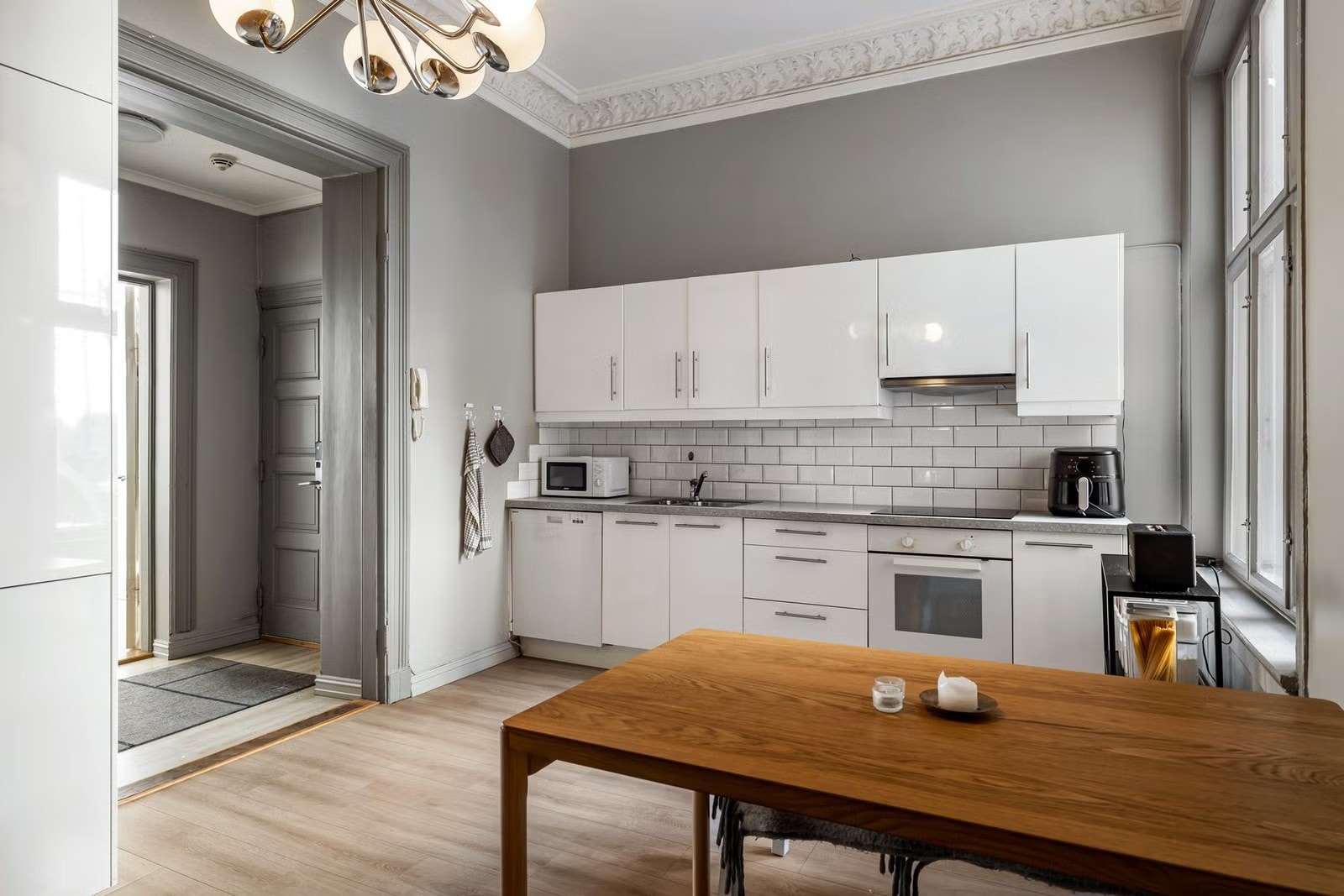 De store vindusflatene slipper inn rikelig med dagslys og bidrar til en lys og luftig romfølelse. Galleribilde