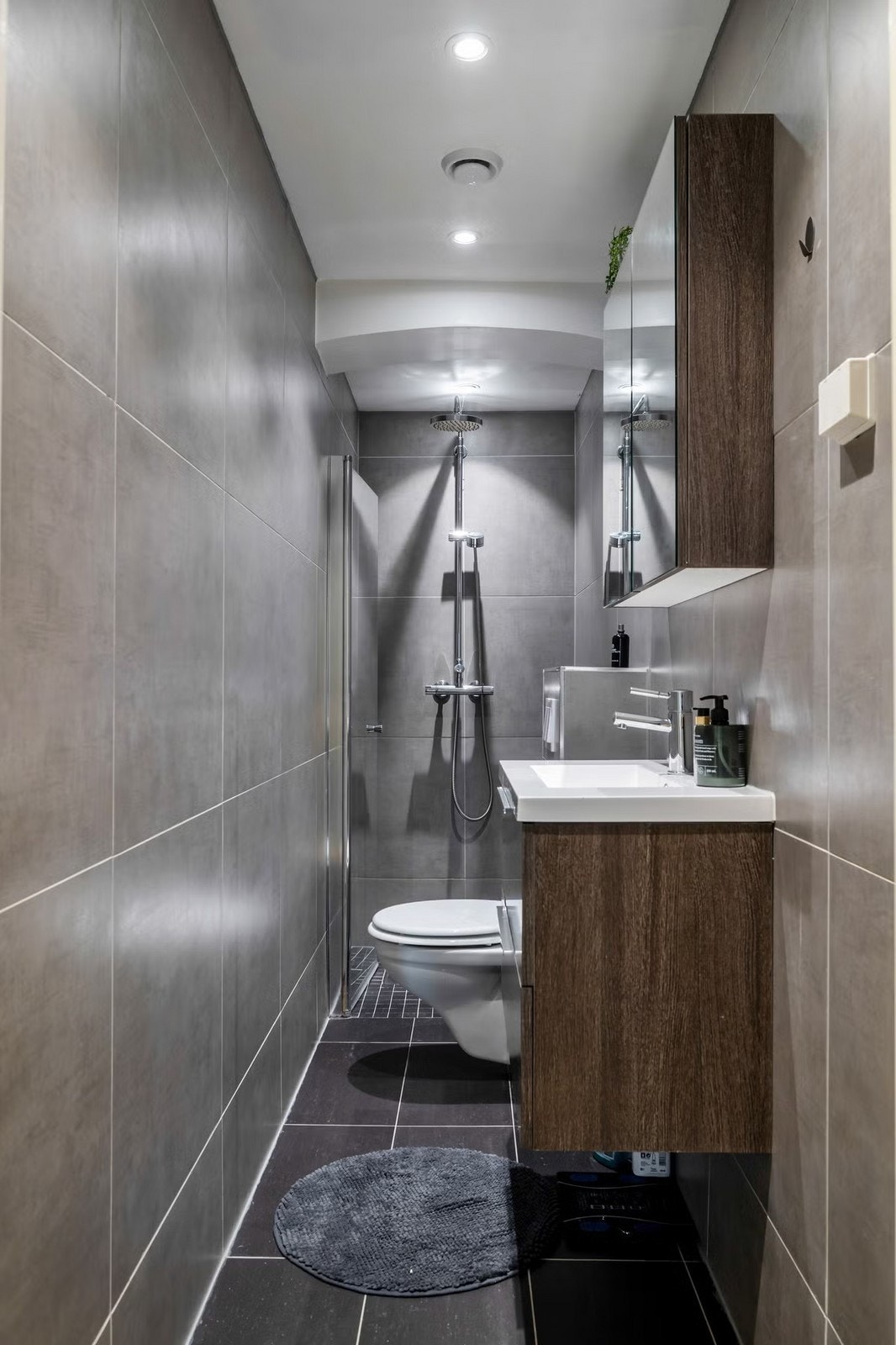 Badet er flislagt og er fra 2016. Badet er utstyrt med vegghengt toalett, servantinnredning og dujs. Galleribilde