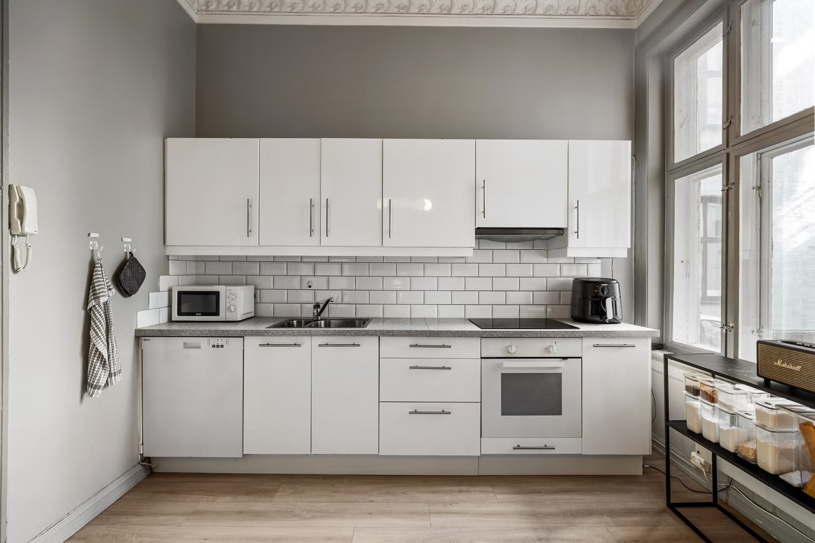 Innredningen har glatte fronter kombinert med laminert benkeplate og integrerte hvitevarer. Galleribilde