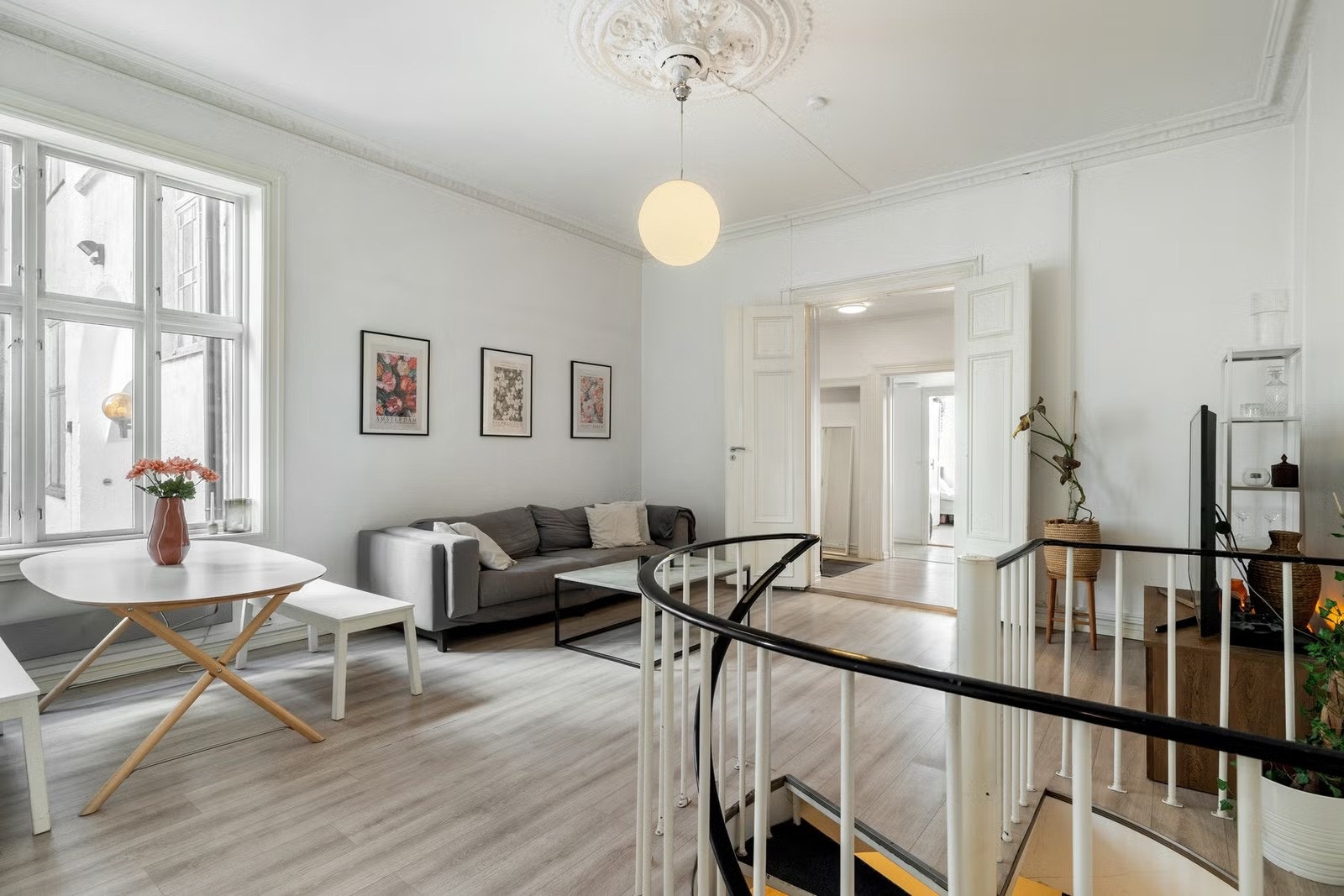 Stuen er romslig og har god plass til sofagruppe og spisebord. Galleribilde
