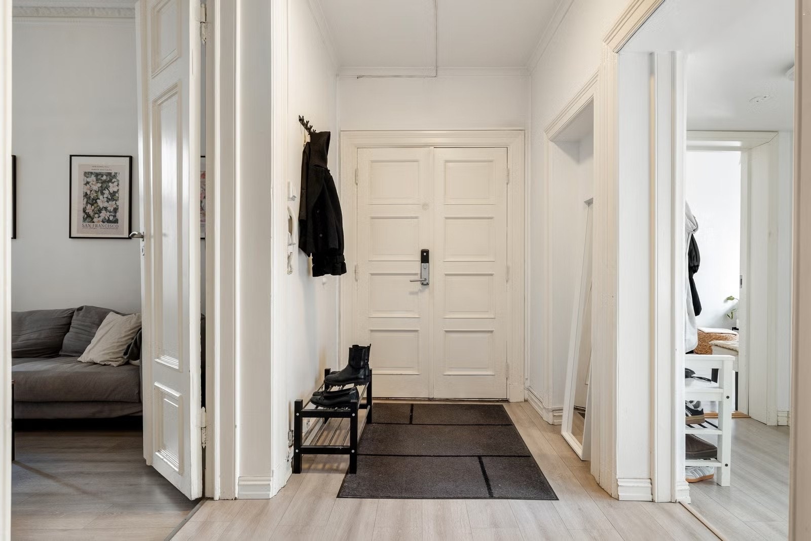 Leiligheten har adkomst via en romslig entré med god plass til oppbevaring av yttertøy og sko. Galleribilde
