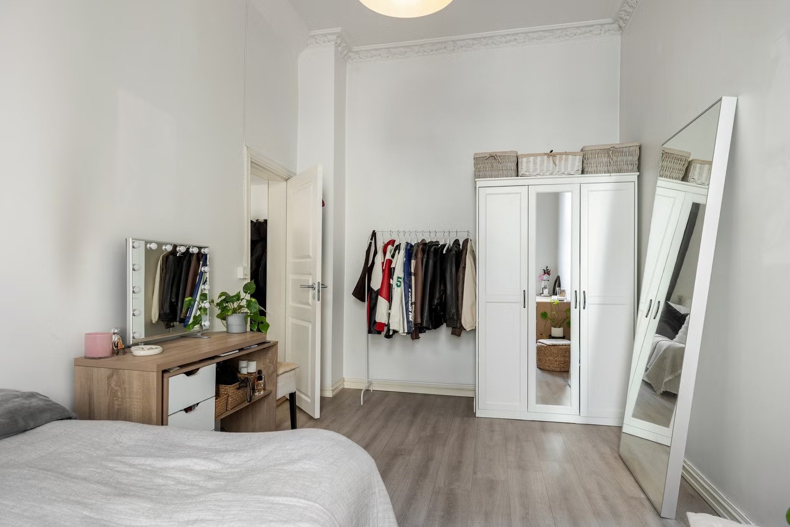 Soverom 1 har gode oppbevaringsmuligheter og fremstår lyst og behagelig. Galleribilde