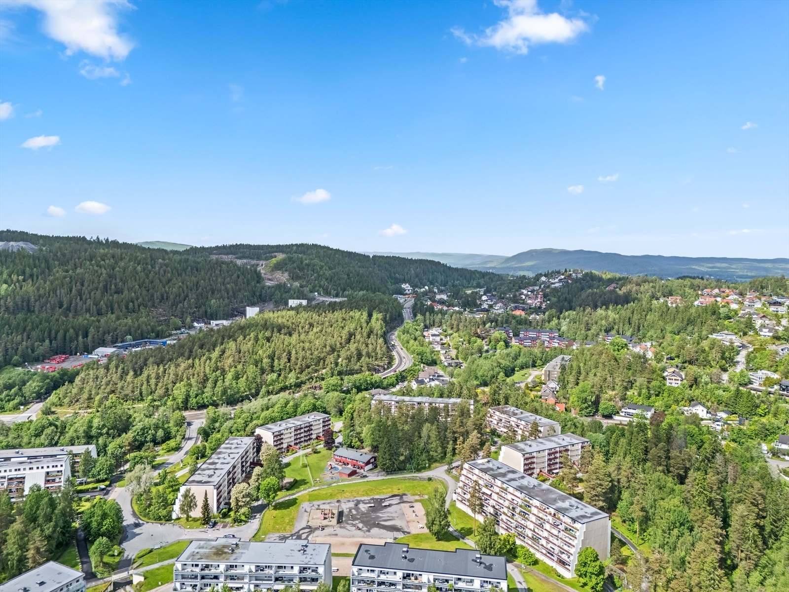 Grønt og åpent nærområde med lekeplass og gode utearealer. Galleribilde