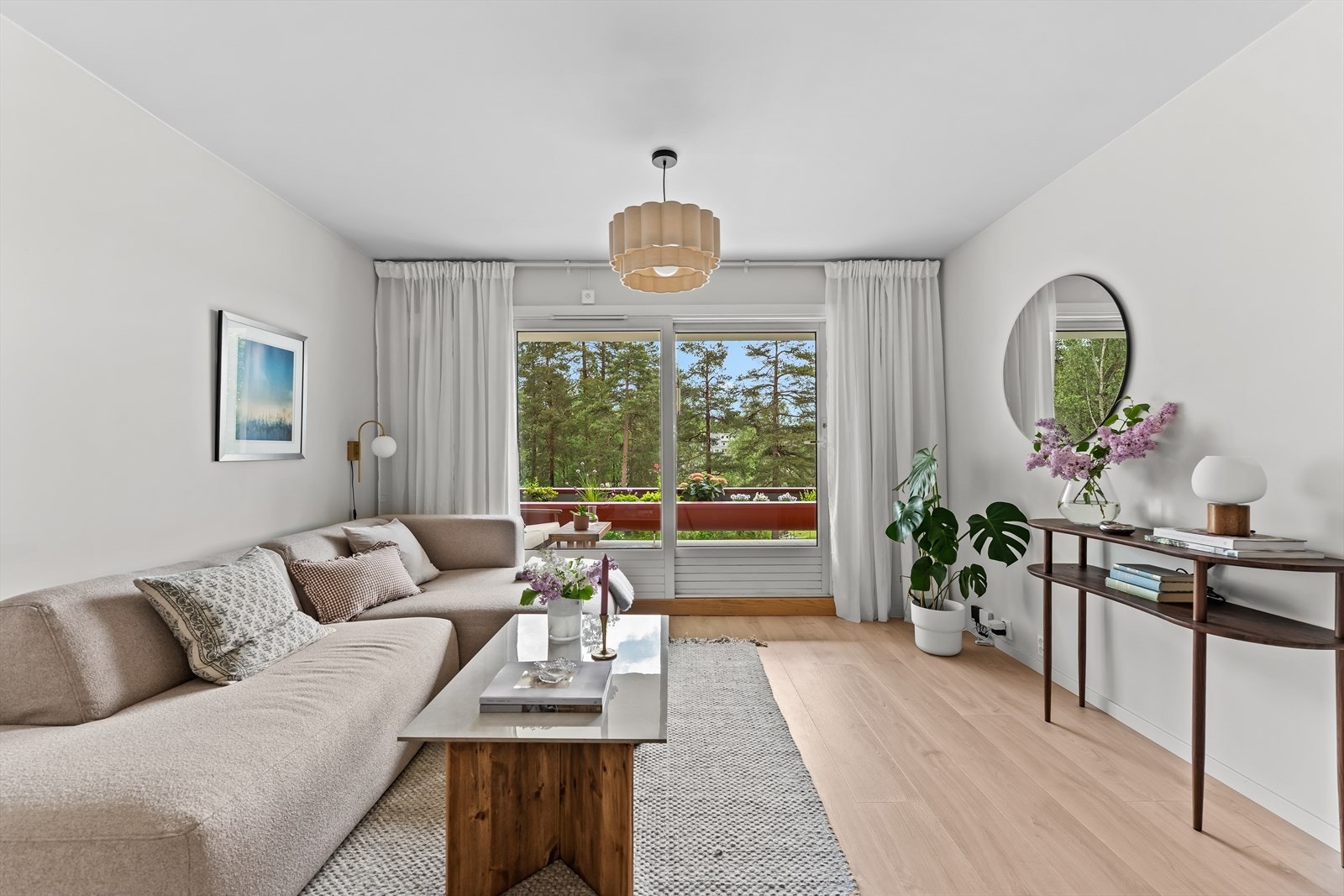 Stuen oppleves som lys og innbydende, med god plass til både sofaavdeling og spiseplass etter eget ønske. Galleribilde