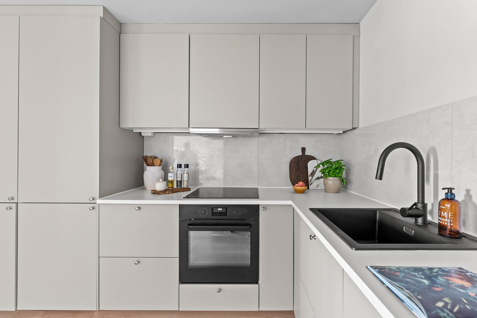 Innredningen har benkeplate med kum og integrerte hvitevarer som platetopp, stekeovn, oppvaskmaskin og kjøl/frys. Galleribilde