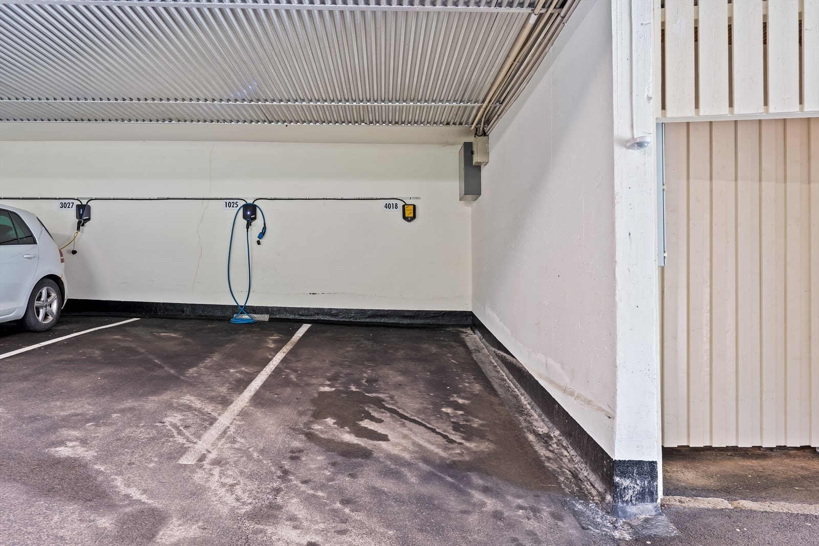 Boligen disponerer 1 garasjeplass, samt to boder - én i 1. etasje og én i 4. etasje. Det er tilrettelagt for El-bil lading, men er ikke installert p.t Galleribilde