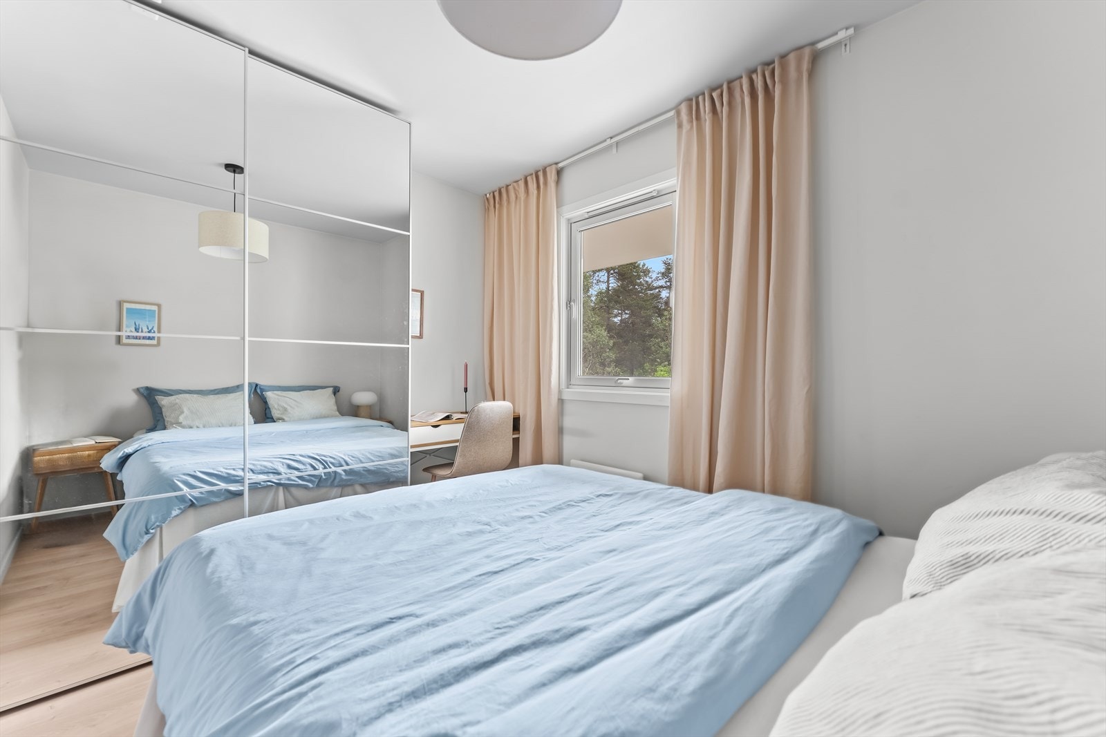 Her har du en praktisk skyvedørsgarderobe for oppbevaring. Galleribilde