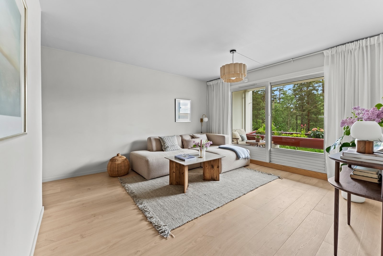Romslig stue med store vindusflater - Her får du naturlig lysinnslipp og ingen innsyn! Galleribilde