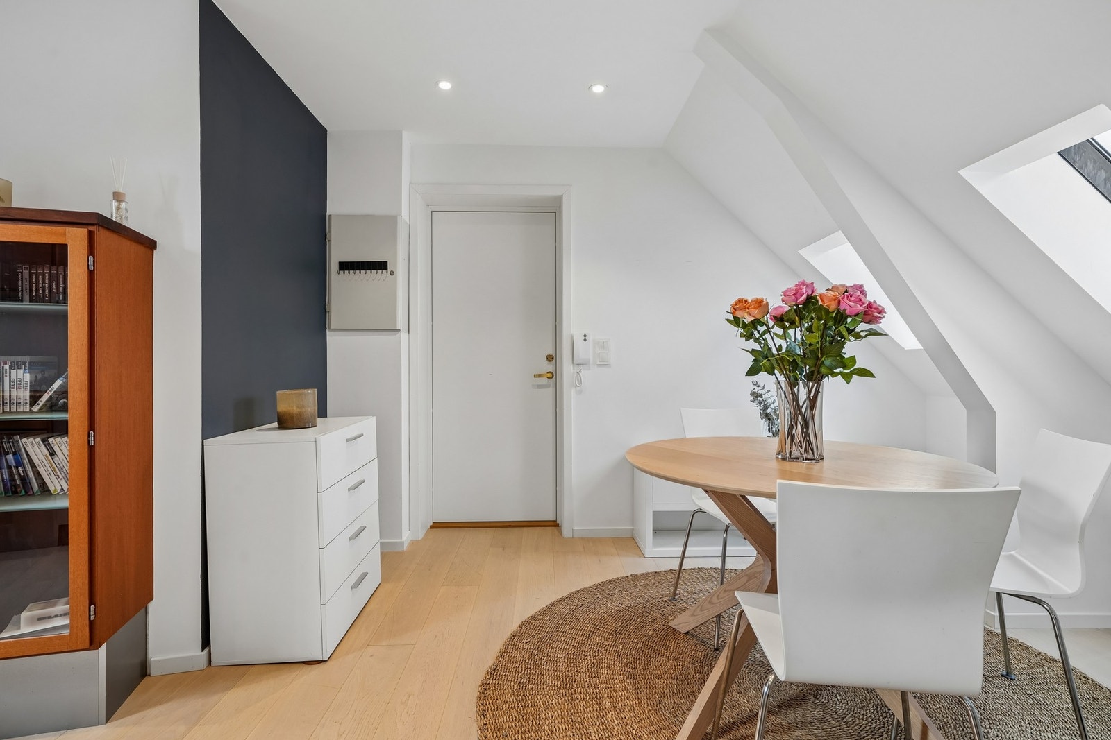 Stuen har en arealeffektiv planløsning hvor det er plass til både sofa- og spisegruppe i de ulike sonene. Galleribilde
