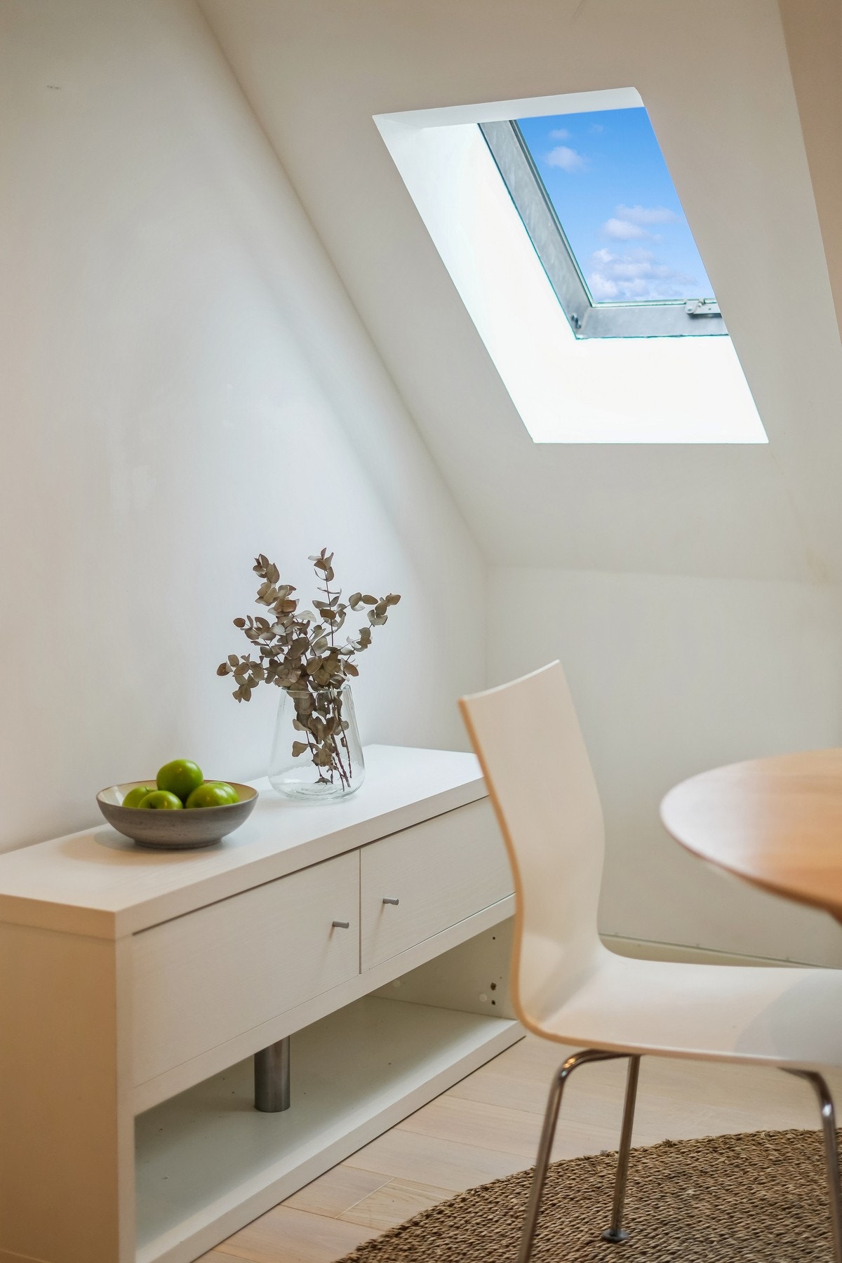 Felleskostnader inkluderer strøm i fellesareal, kommunale avgifter, bygningsforsikring og bredbånd (fiber). Galleribilde