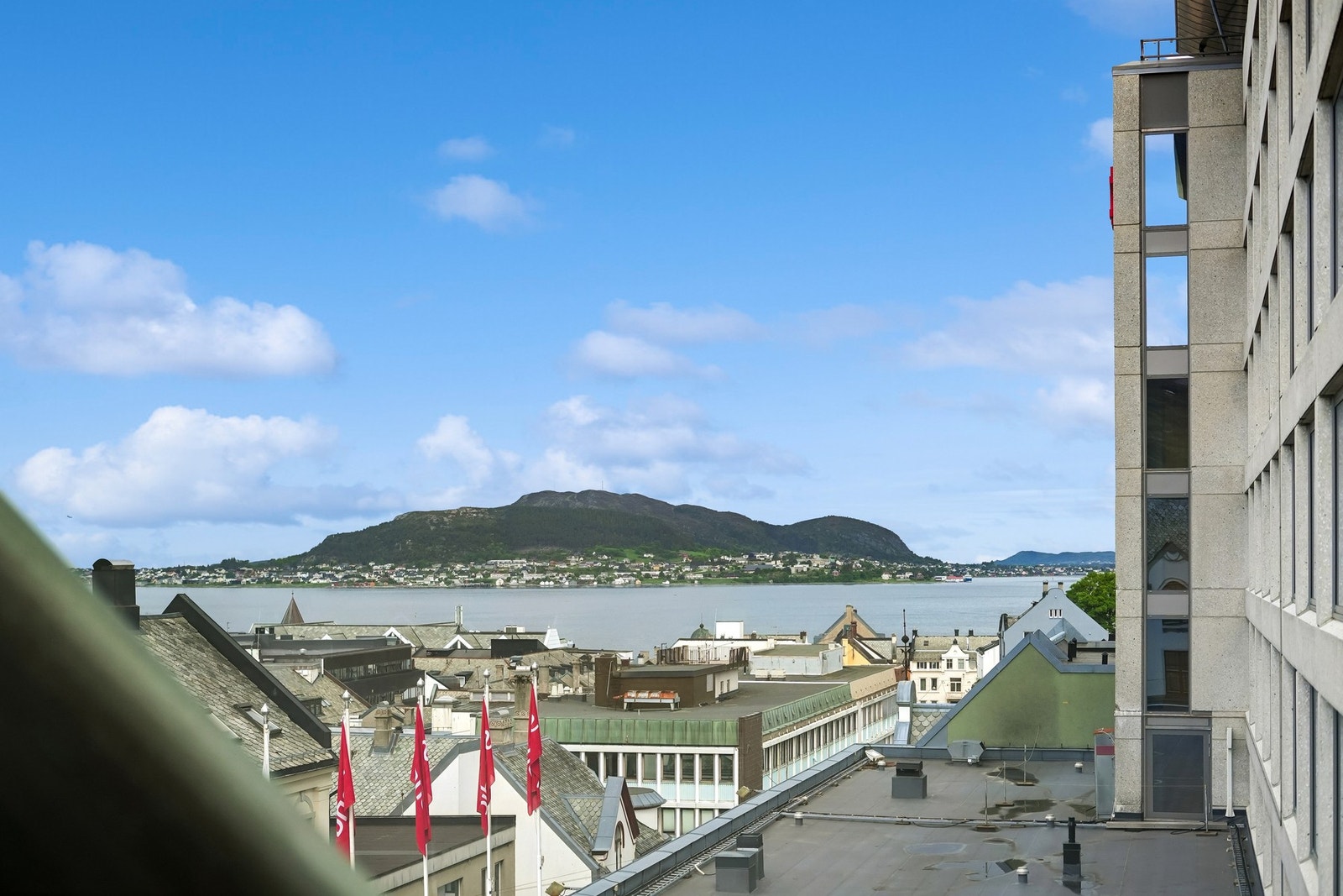 Ny i byen? Fra leiligheten har du full oversikt utover de flotte gatene, i tillegg til de omkringliggende øyene. Galleribilde