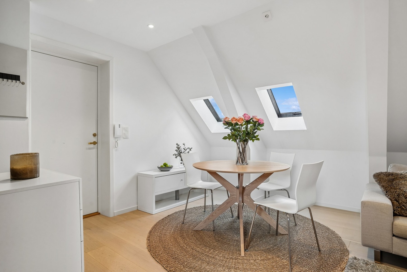 Veggoverflatene er lyse og slette. Det er spotter i himlingen. Galleribilde