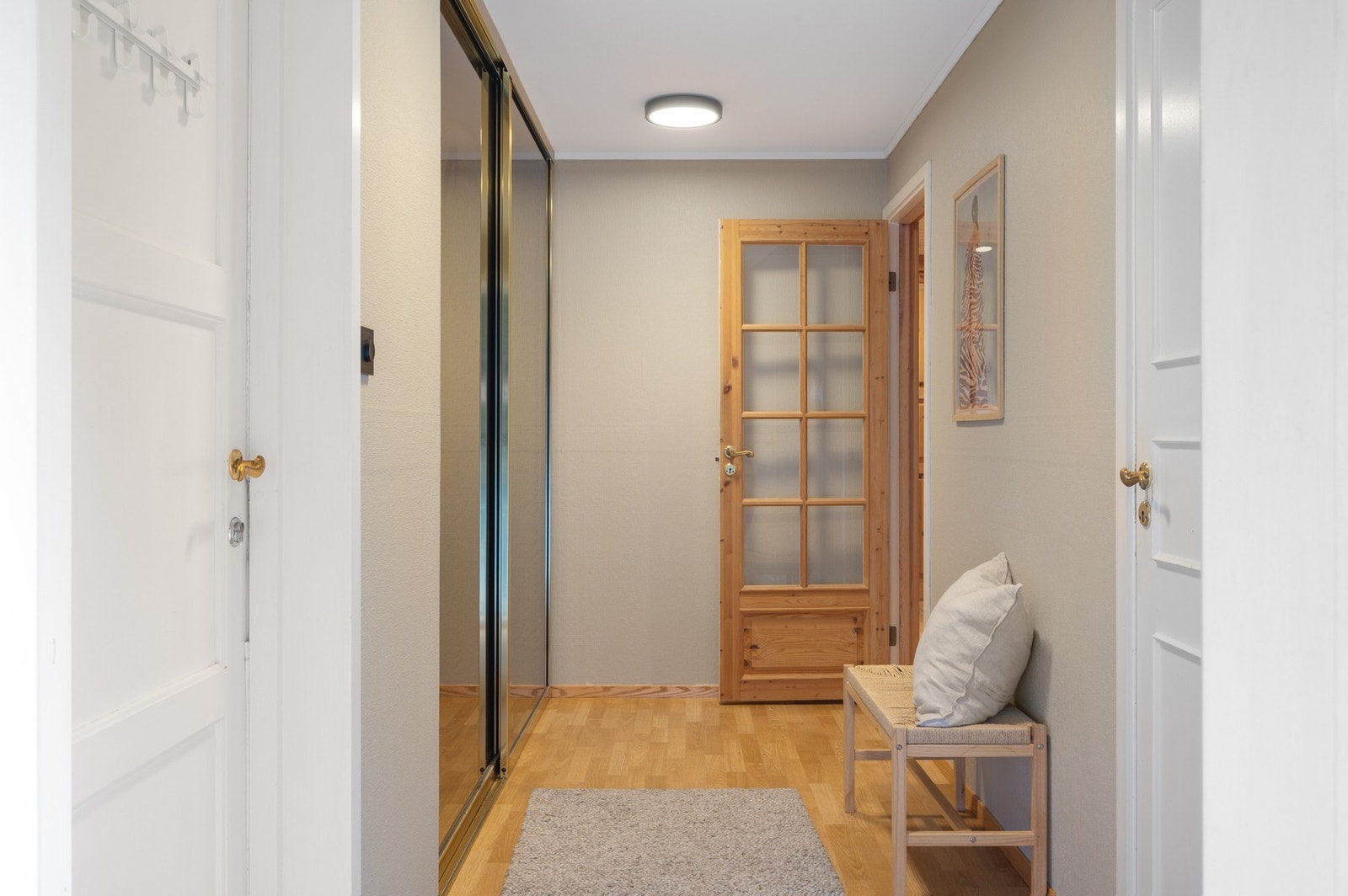 Velkommen inn! Du møtes av en romslig gang på 6,9m². Galleribilde