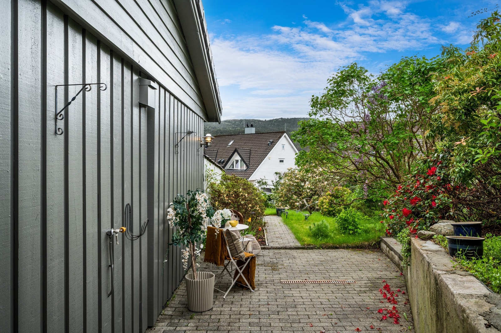 Naturskjønne omgivelser utvendig. Galleribilde