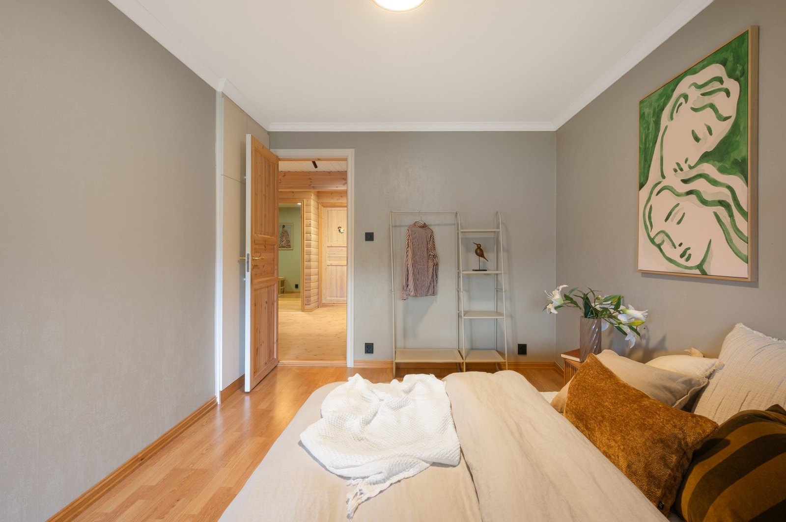 I boligen har du tre gode soverom på henholdsvis 7 m², 6,5 m² og 10,8 m². Galleribilde