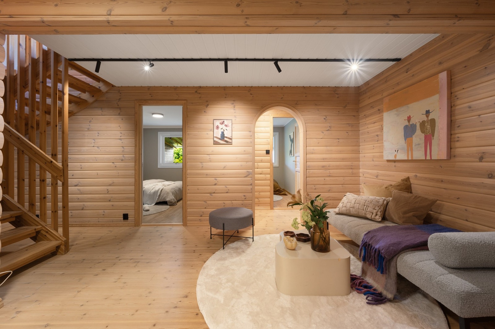 Videre kommer du inn i etasjens gang/stue som måler hele 19,2 m². Galleribilde