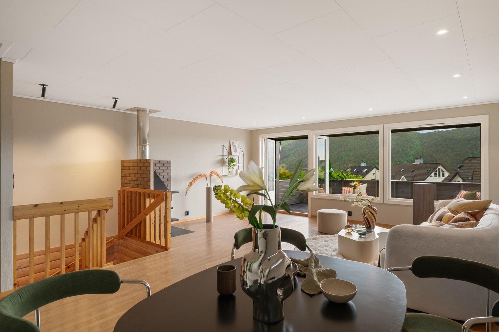 Du har også plass til en stor spisegruppe. Perfekt for familien eller hyggelige middagsbesøk. Galleribilde