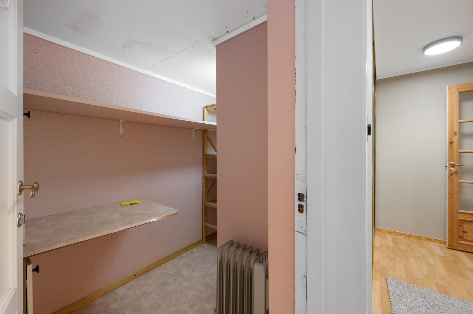 Det er god plass til praktiske oppbevaringsløsninger for yttertøy og sko, med både bod på 4,3 m² og praktisk skyvedørsgarderobe. Galleribilde