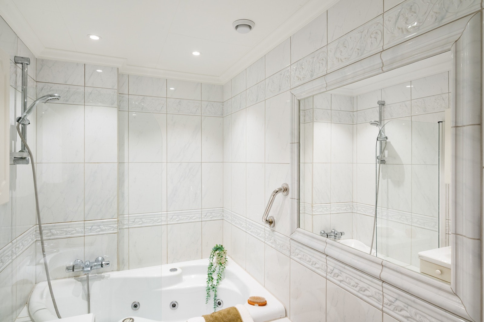 Badet har en klassisk stil med lekre detaljer. Galleribilde